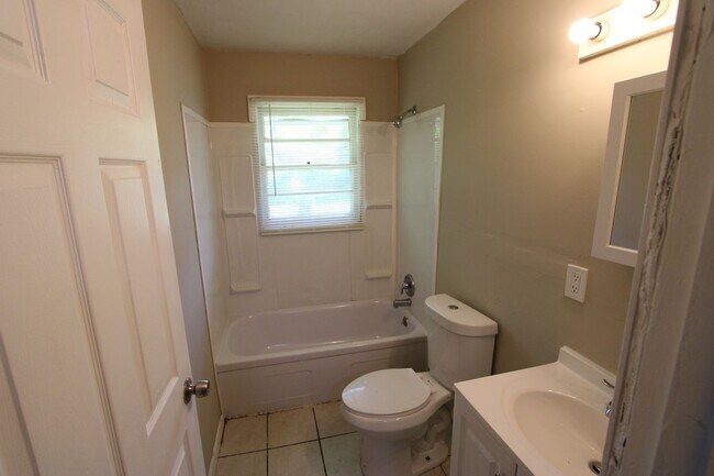 Building Photo - Charming 3-Bedroom Home with Modern Amenities