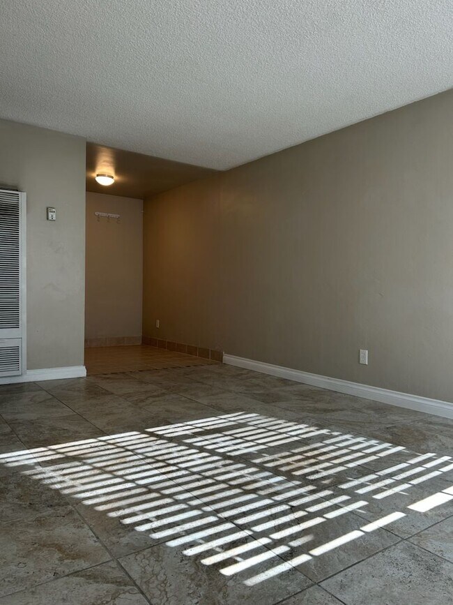 Building Photo - 702 W Atkins Ave