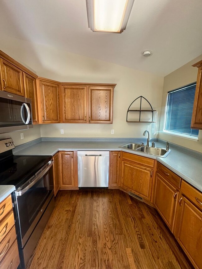 Building Photo - Beautiful home in with Stunning Mountain Views