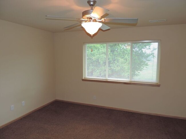 Building Photo - $1,800 | 3 Bedroom, 3 Bathroom Town Home |...