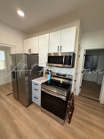 Building Photo - 826 7th Ave N