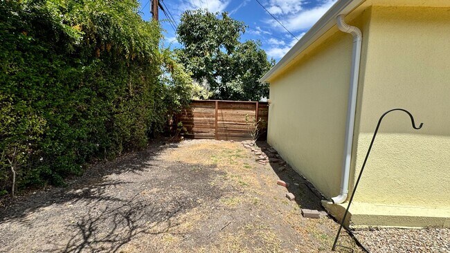 Building Photo - Charming House  with Large yard