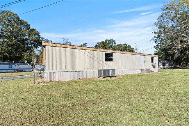Building Photo - Updated 2BR/1BA Trailer in Muscle Shoals – Quiet Country Setting