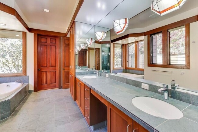 Building Photo - 28 Meadow Rd