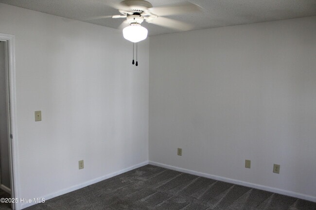 Building Photo - 933 Perrin Dr