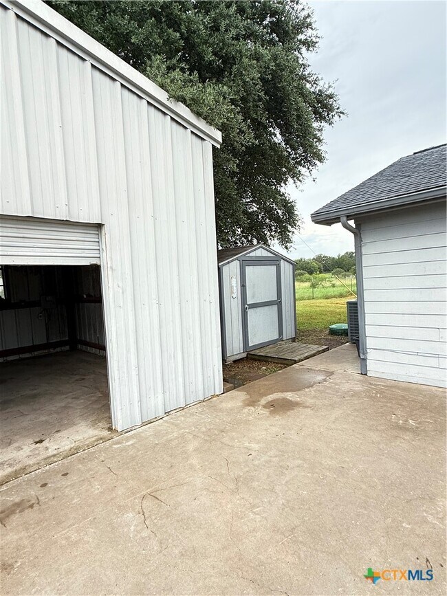 Building Photo - 256 Co Rd 481