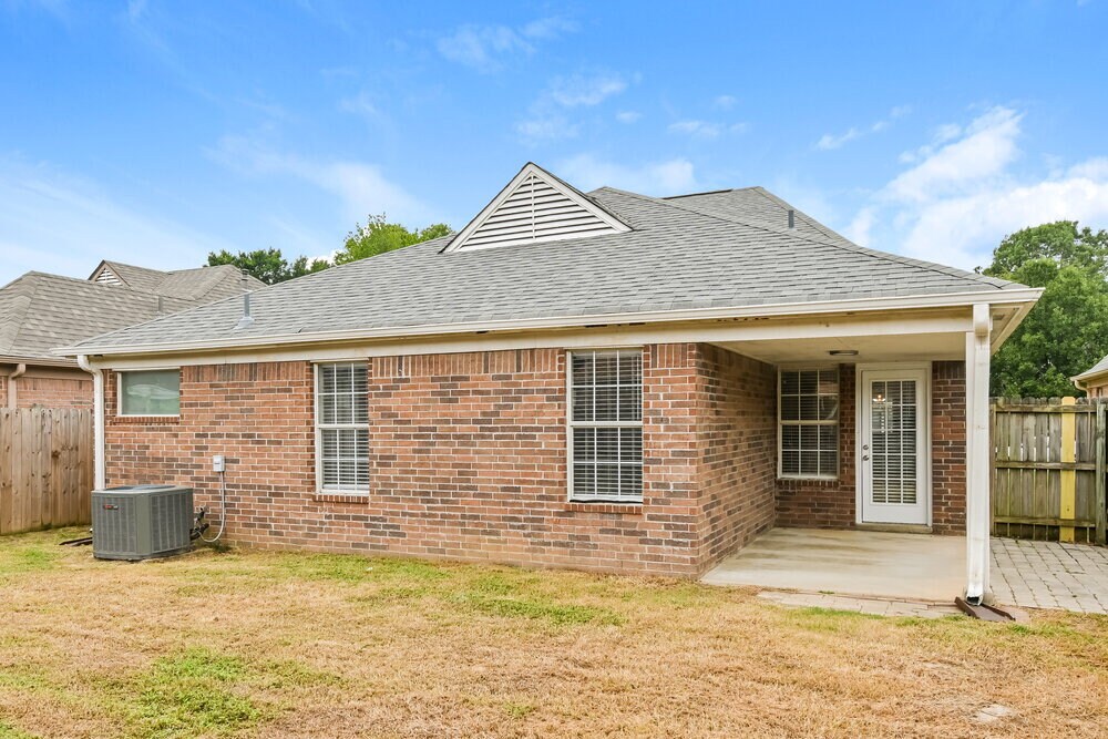 Building Photo - 8262 Regal Bend Dr