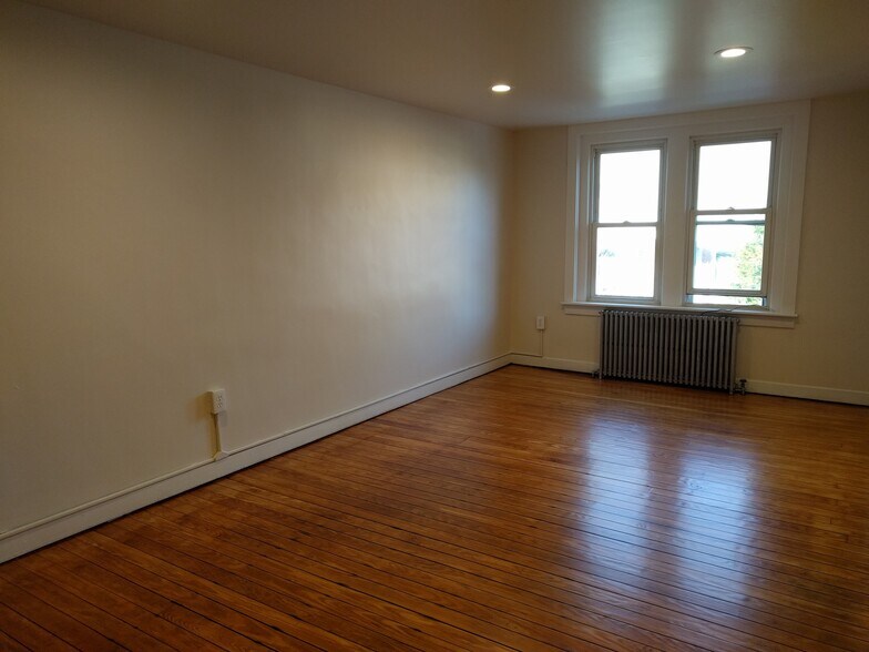 living room - 510 W Walnut St