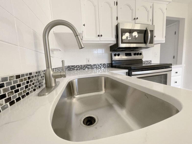 Building Photo - 7104 Orchard Ct