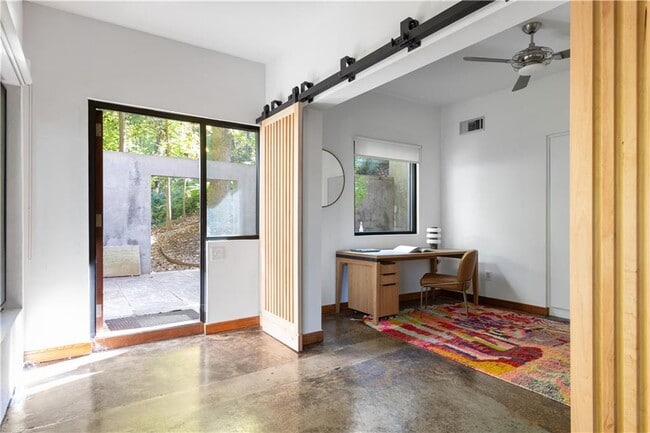 Building Photo - 515 Claire Dr NE