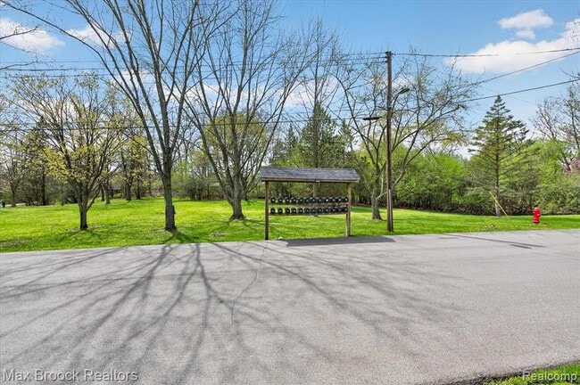 Building Photo - 100 W Hickory Grove Rd