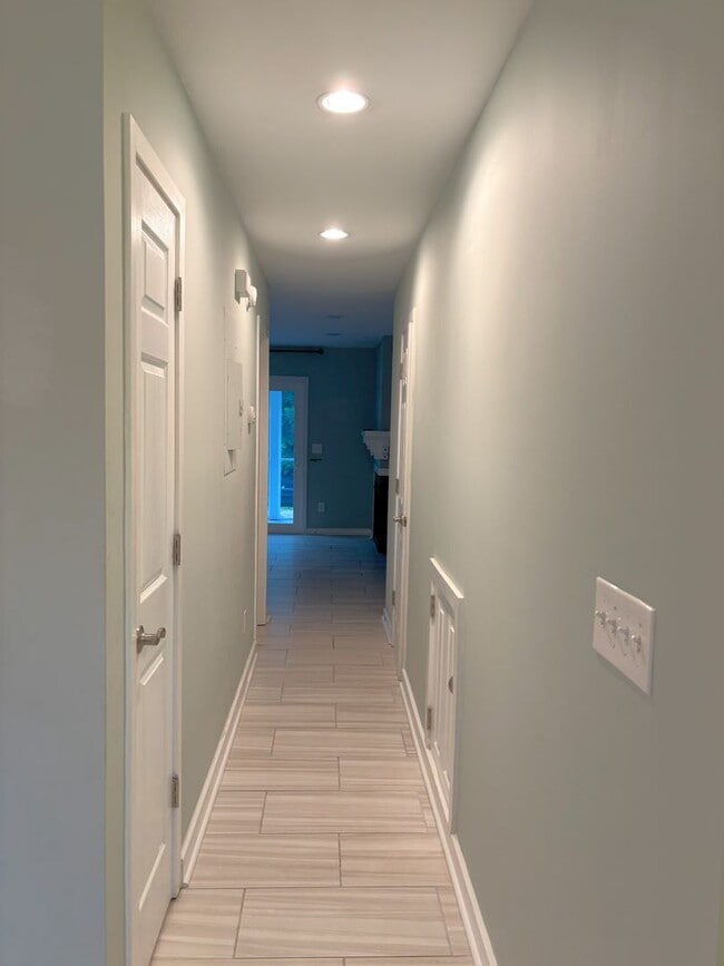 Building Photo - TOWNHOME IN MT PLEASANT - AVAILABLE August 1, 2026!