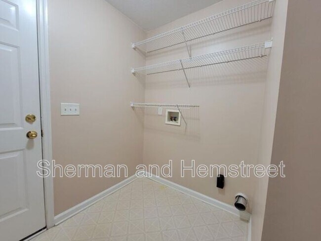 Building Photo - 914 Cannock St
