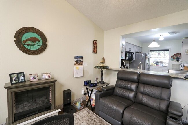 Building Photo - 323 Knottwood Ct