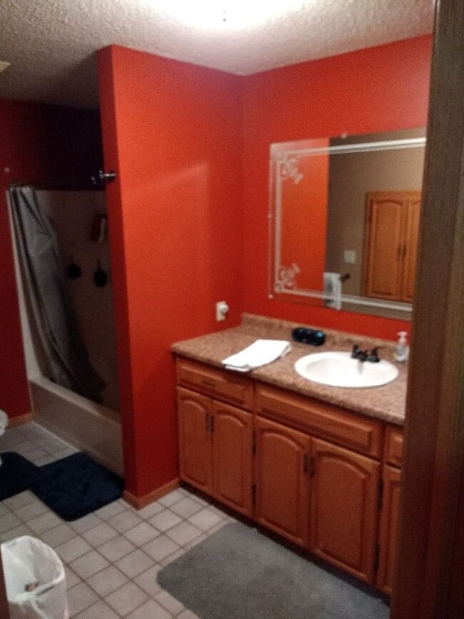 Building Photo - 3 Bedrooms, 2.5 Bathrooms Single Family Ho...