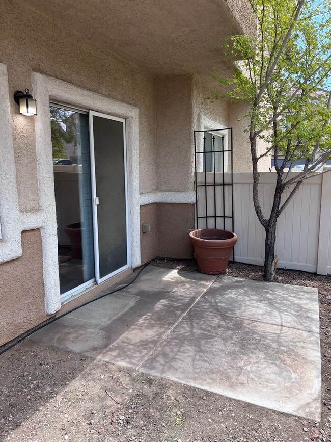 Building Photo - Henderson - 3 Bedroom Townhome w/2 car garage