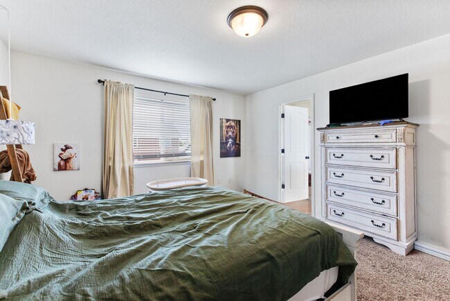 Building Photo - 3 Bedroom 2.1 Bath in West Greeley