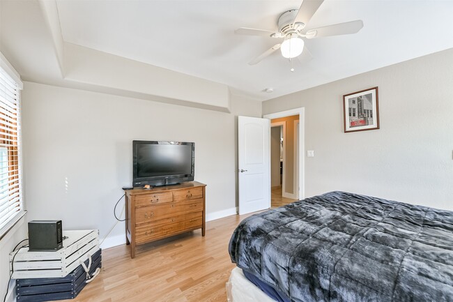 Building Photo - 818 11th St