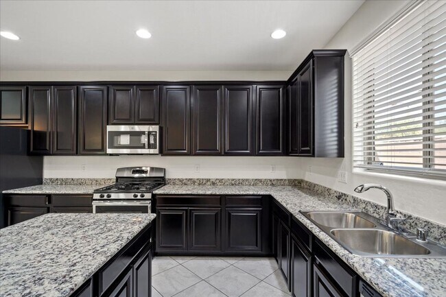Building Photo - Gorgeous 3 Bed 2.5 Bath Home with Modern Feel
