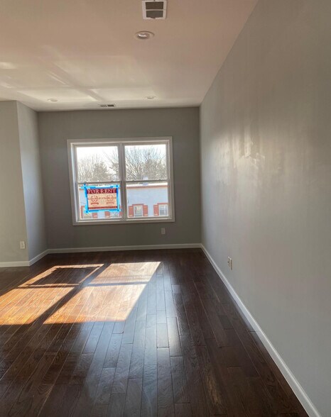 Living room - 153 E 23rd St