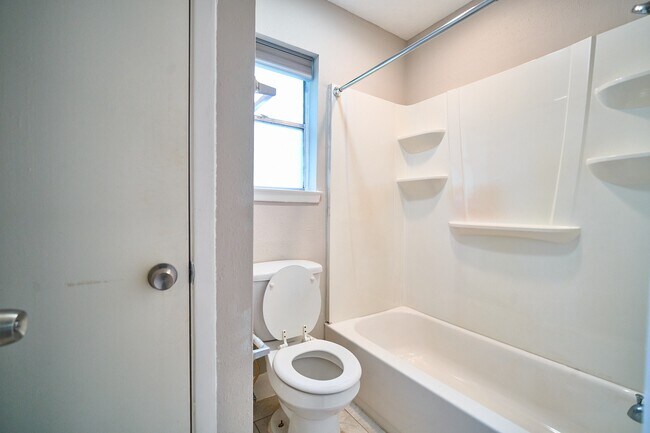 Building Photo - 923 Kenforest Dr
