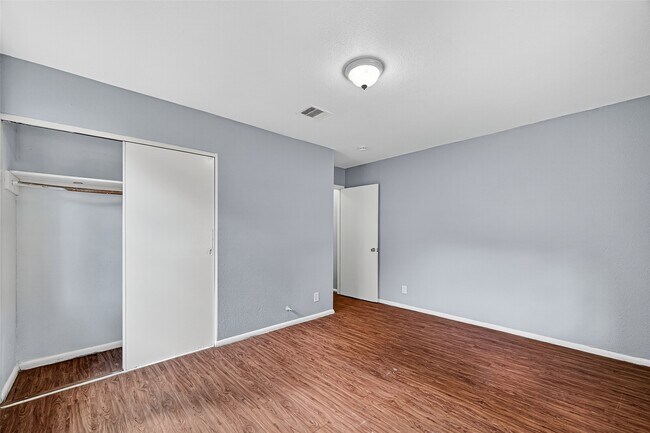 Building Photo - 10106 Sierra Dr