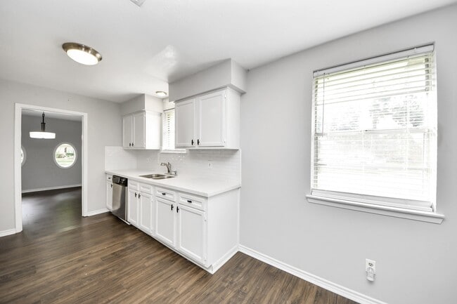 Building Photo - 15135 Chipman Ln.