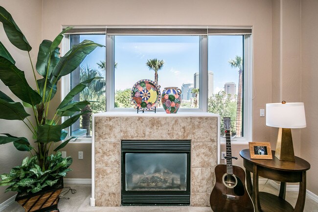 Building Photo - 17 W Vernon Ave