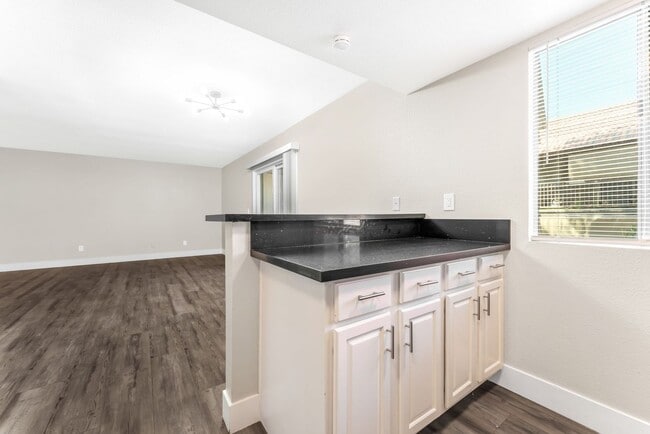 Building Photo - Modern Condo in Guard-Gated Community!