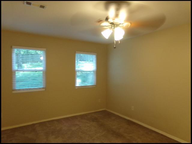 Building Photo - 119 Pin Oak Cove