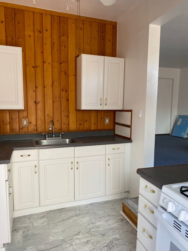 Building Photo - Charming Granny Unit in the Heart of the E...