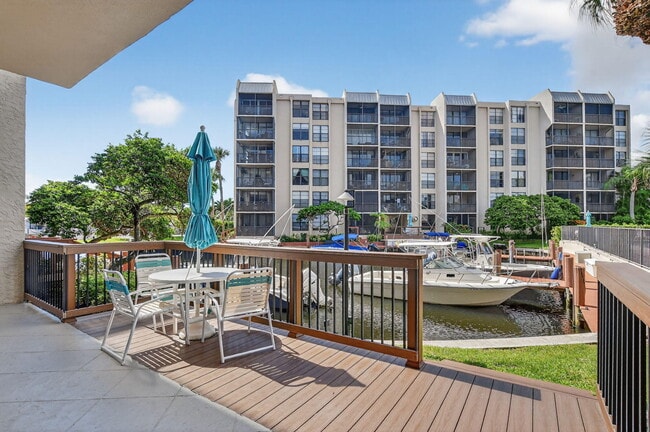 Building Photo - 20 Royal Palm Way