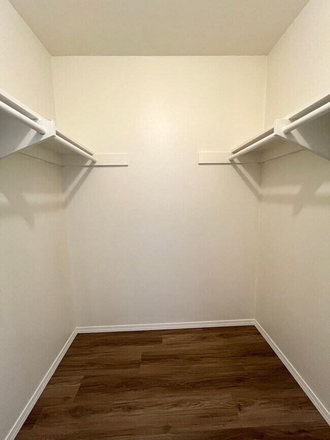 Building Photo - Beautiful Two Story 2Bd 1.5Ba Townhouse Ne...