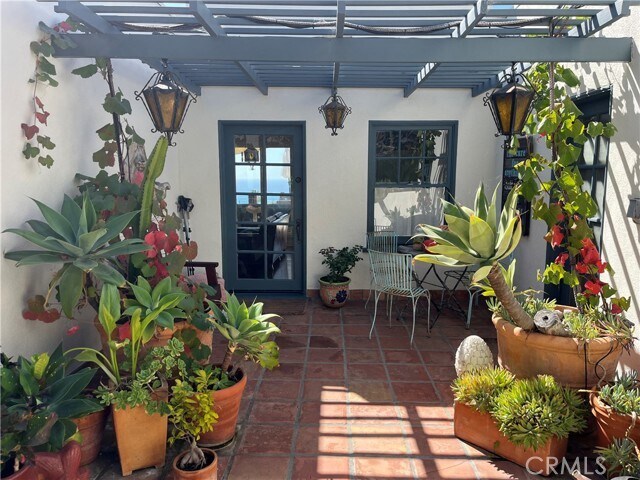 Building Photo - 845 Temple Hills Dr