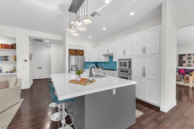 Building Photo - 35 Calle La Reina