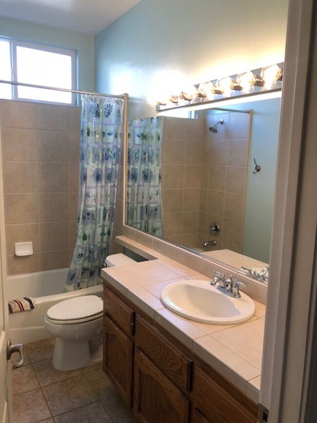 Building Photo - Beautiful 4 Bedroom in NW!