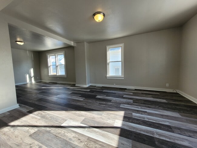 Building Photo - 816 School Pl