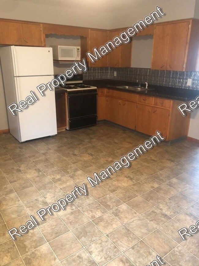 Building Photo - Two Bedroom Duplex