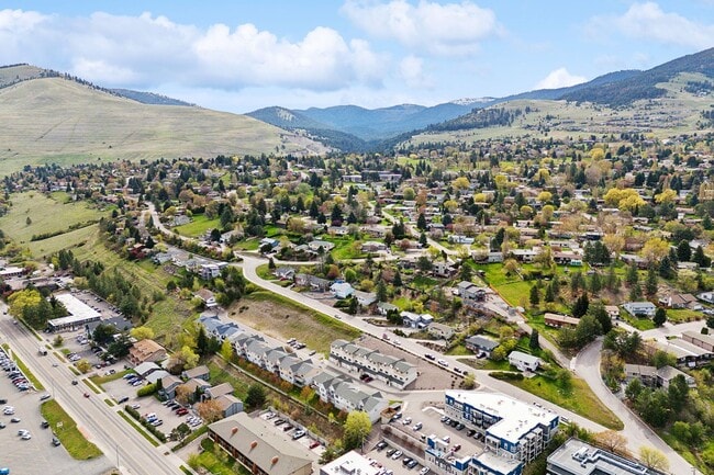 Building Photo - Spacious Sun-filled 3 bed 2.5 Bath Townhouse