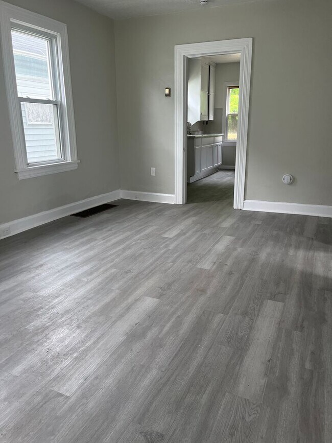 Building Photo - Section 8 Accepted! Spacious newly renovat...