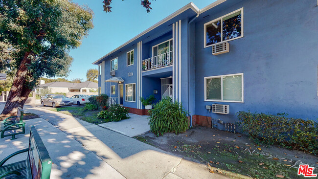 Building Photo - 11284 Montana Ave