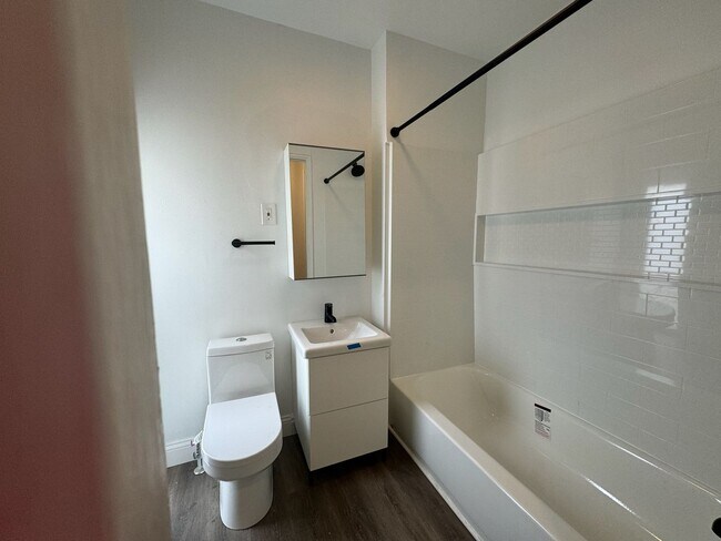 Building Photo - 7 Bed/3 Bath Mins. from UC Campus $750/pp ...