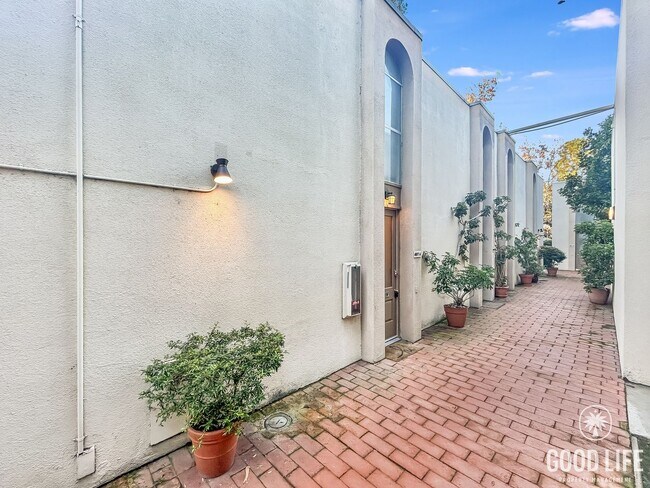 Building Photo - Stunning 1BD/1BA W/ Reserved Parking, A/C, and Community Pool in College Area!