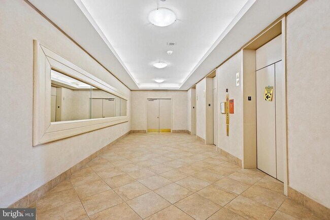 Building Photo - 1805 Crystal Dr