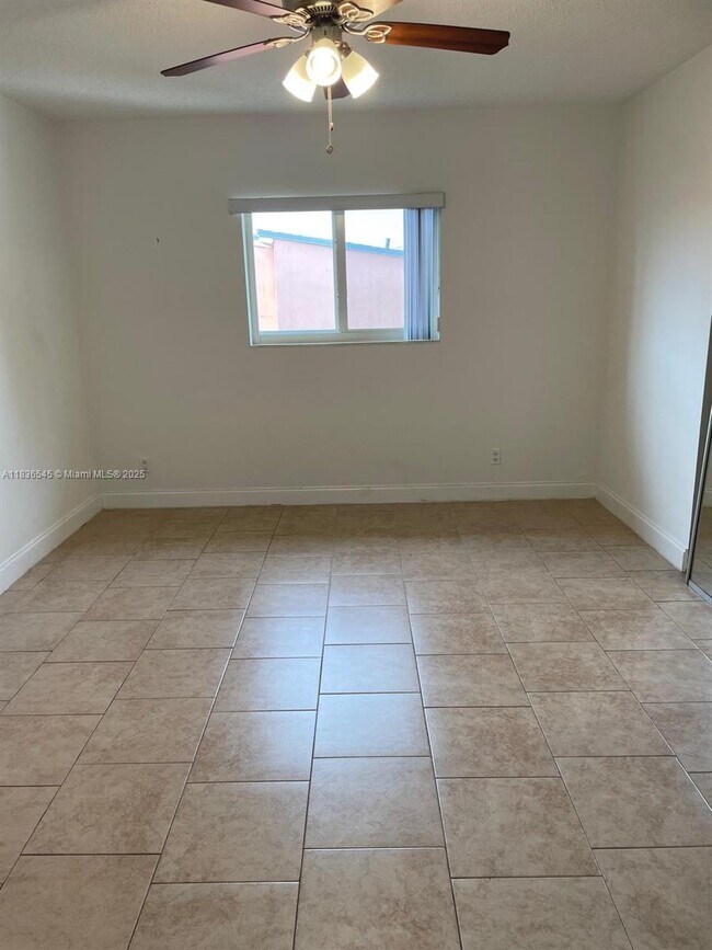 Building Photo - 3916 SW 58th Ave