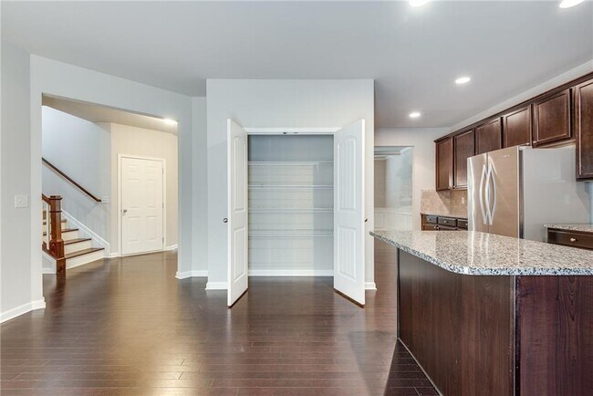 Building Photo - 933 Whitfield Oak Way NE