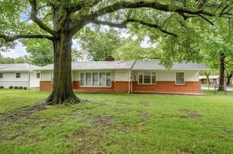 Building Photo - 906 N Belview Ave