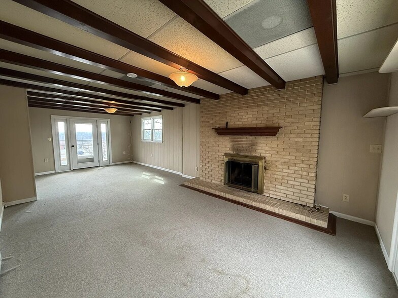 Building Photo - 3900 S Main St