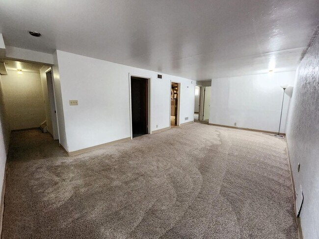 Building Photo - 506 W Cheyenne Rd