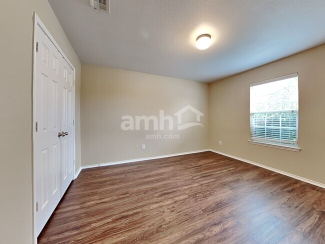 Building Photo - 805 Windflower Dr